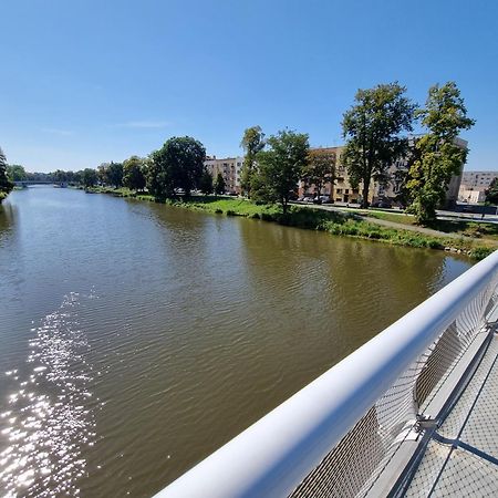 Prostorny Byt V Centru U Reky, 2 Loznice, Balkon Hradec Kralove Ngoại thất bức ảnh