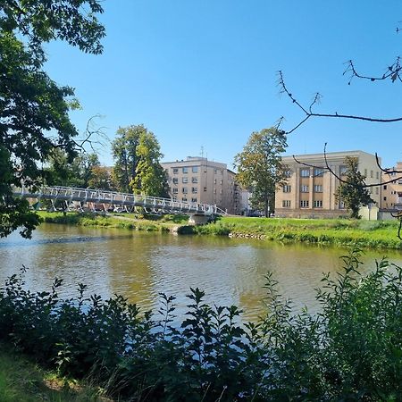Prostorny Byt V Centru U Reky, 2 Loznice, Balkon Hradec Kralove Ngoại thất bức ảnh