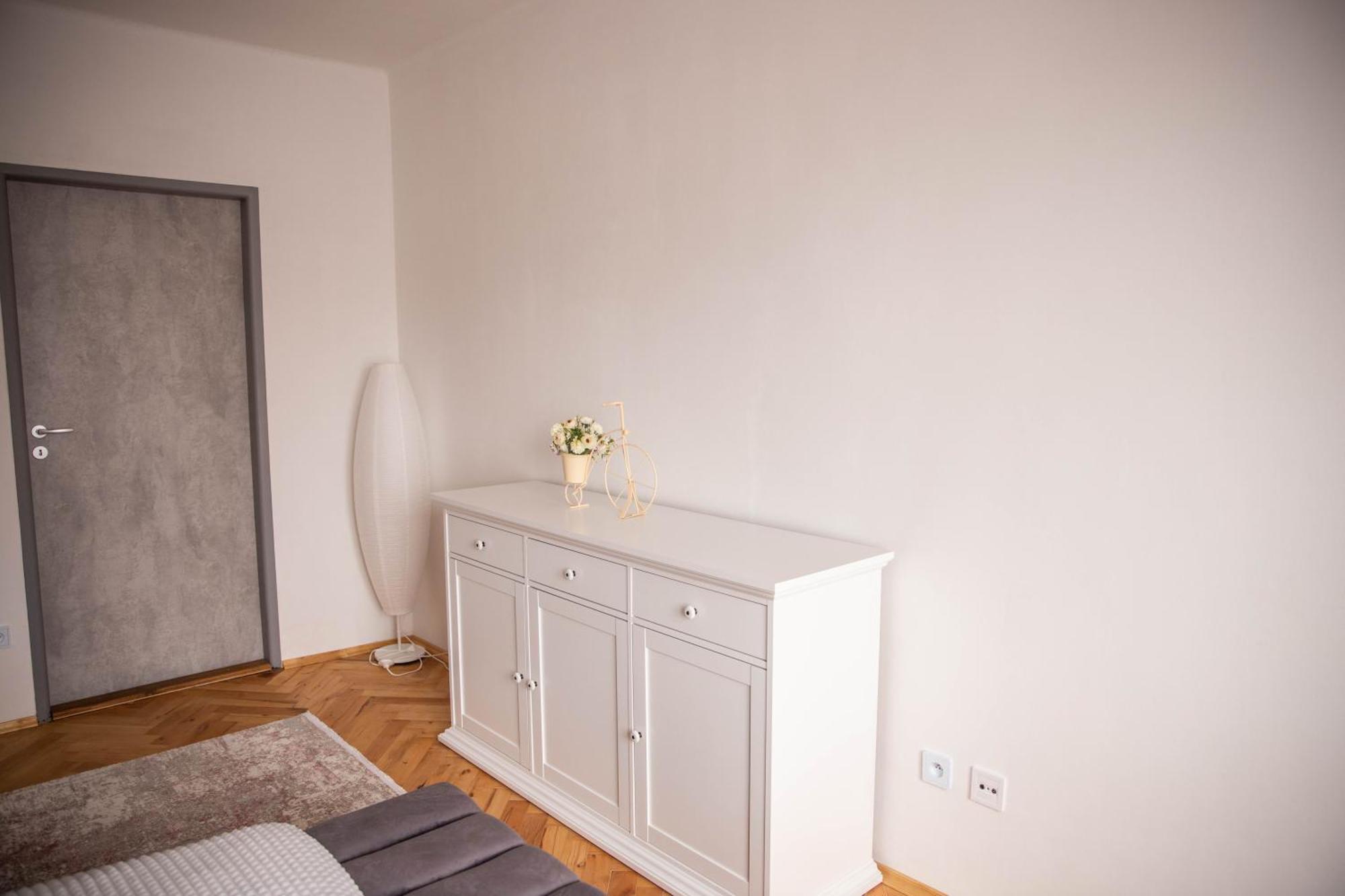Prostorny Byt V Centru U Reky, 2 Loznice, Balkon Hradec Kralove Ngoại thất bức ảnh