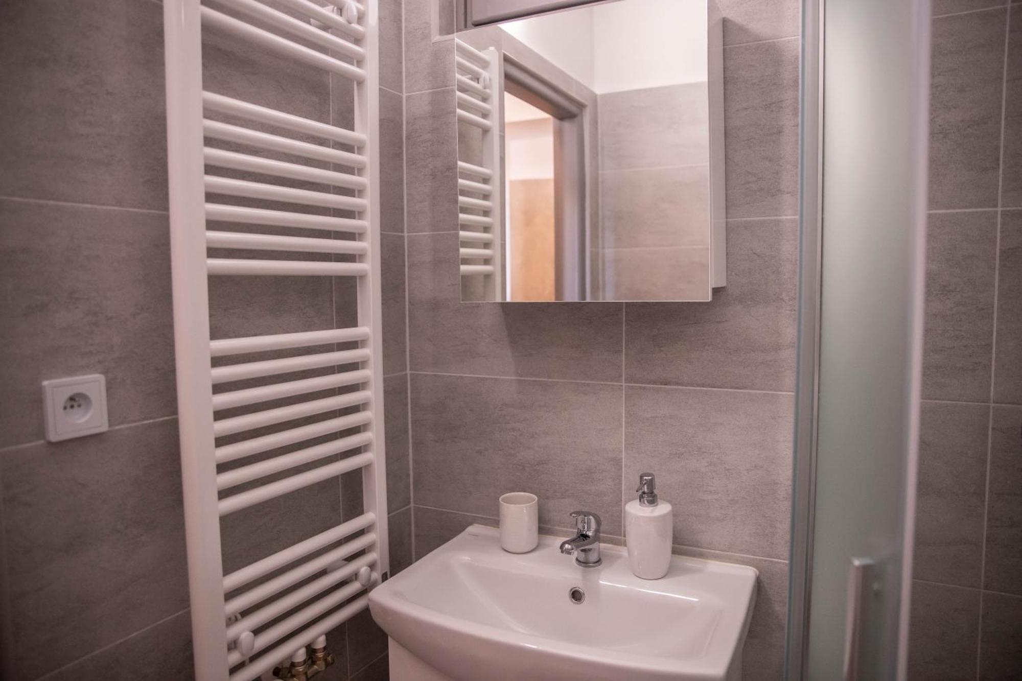 Prostorny Byt V Centru U Reky, 2 Loznice, Balkon Hradec Kralove Ngoại thất bức ảnh