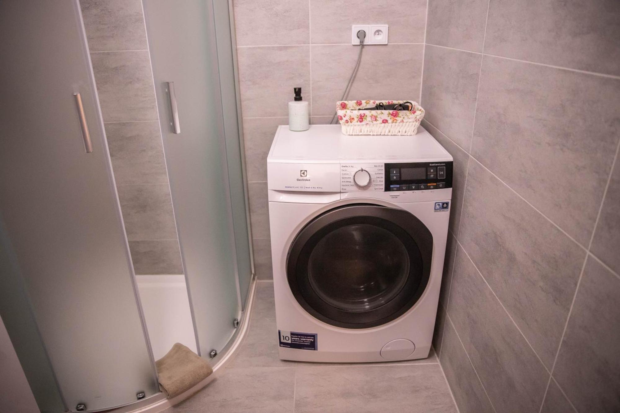 Prostorny Byt V Centru U Reky, 2 Loznice, Balkon Hradec Kralove Ngoại thất bức ảnh