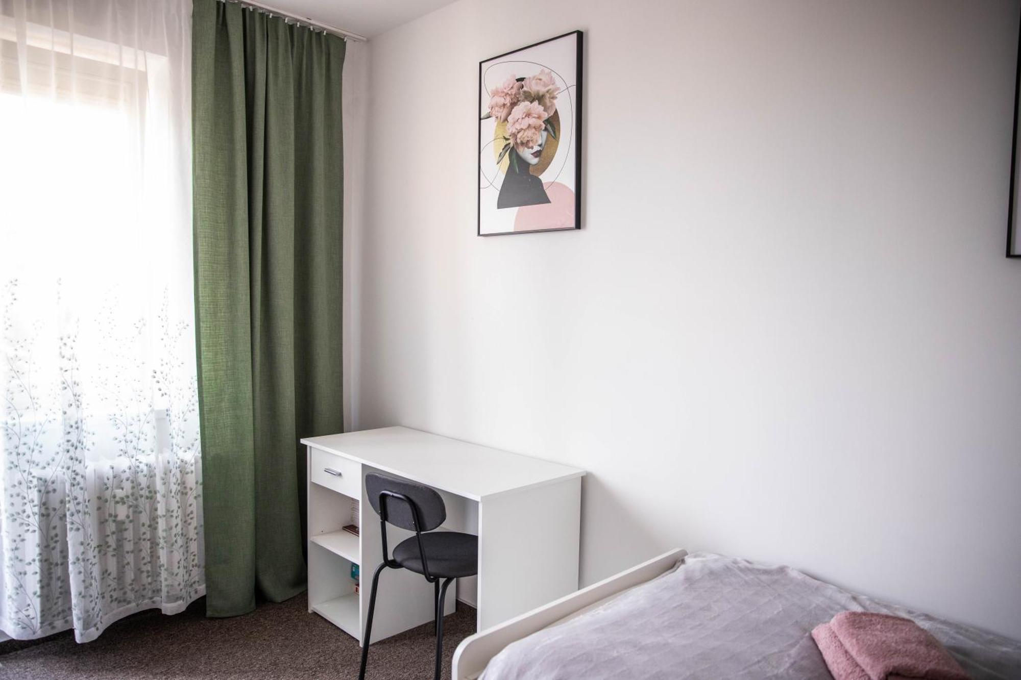 Prostorny Byt V Centru U Reky, 2 Loznice, Balkon Hradec Kralove Ngoại thất bức ảnh