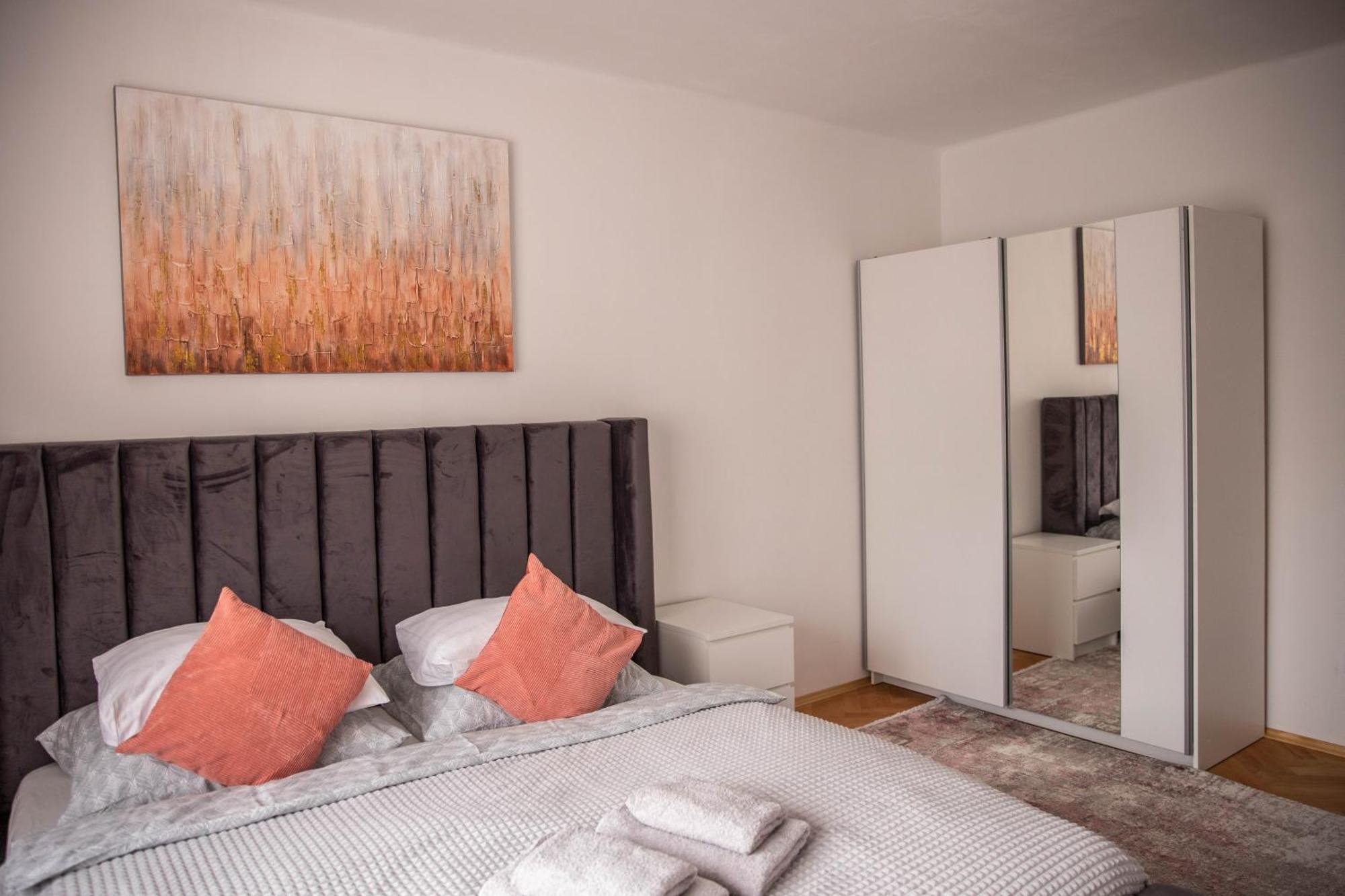 Prostorny Byt V Centru U Reky, 2 Loznice, Balkon Hradec Kralove Ngoại thất bức ảnh