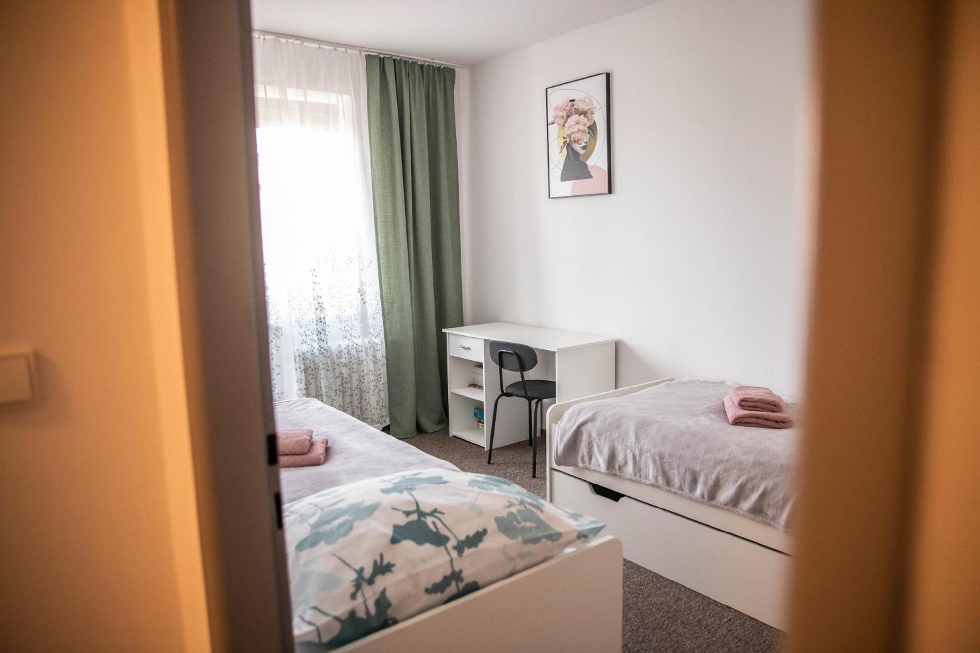 Prostorny Byt V Centru U Reky, 2 Loznice, Balkon Hradec Kralove Ngoại thất bức ảnh