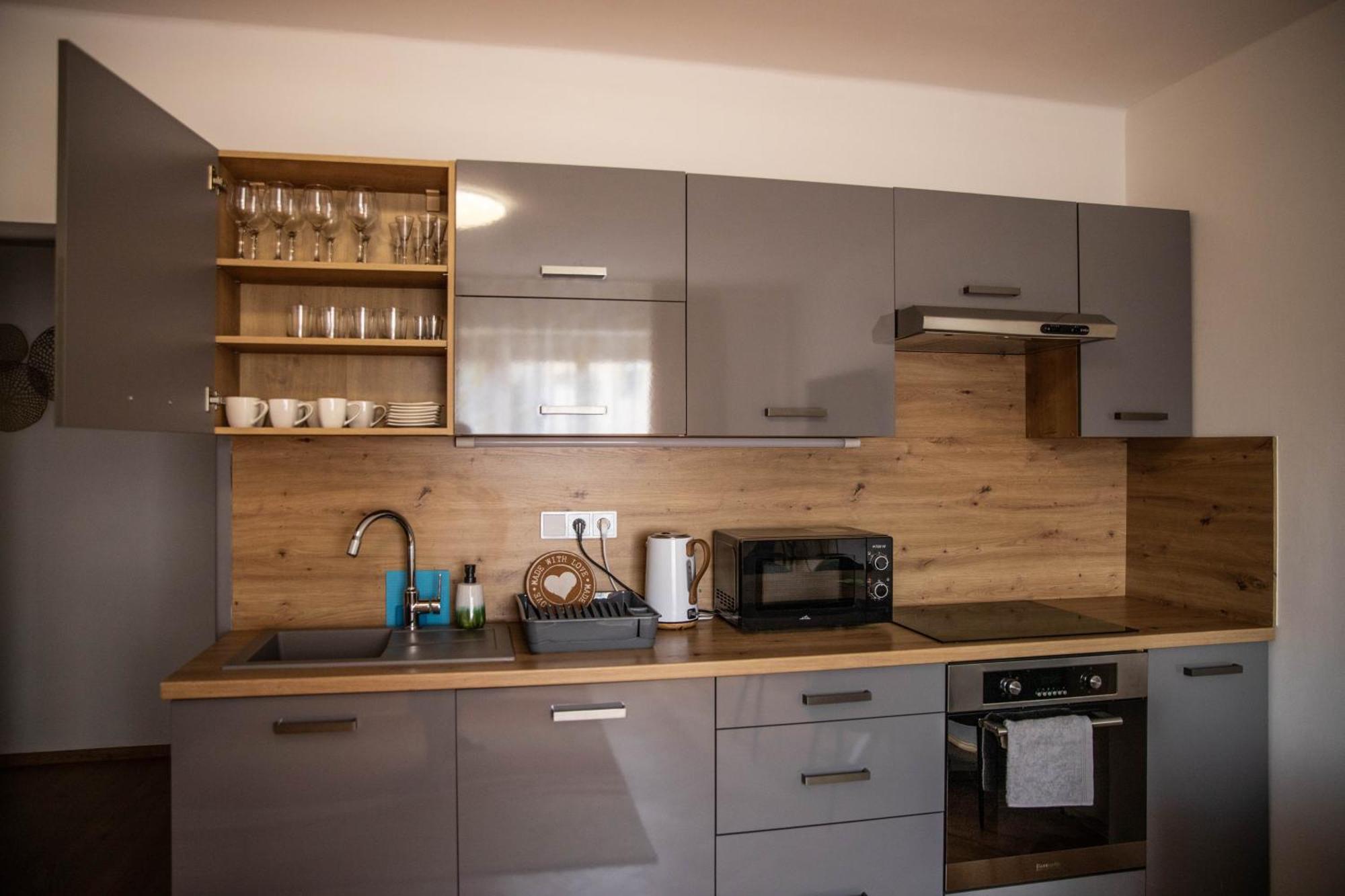 Prostorny Byt V Centru U Reky, 2 Loznice, Balkon Hradec Kralove Ngoại thất bức ảnh