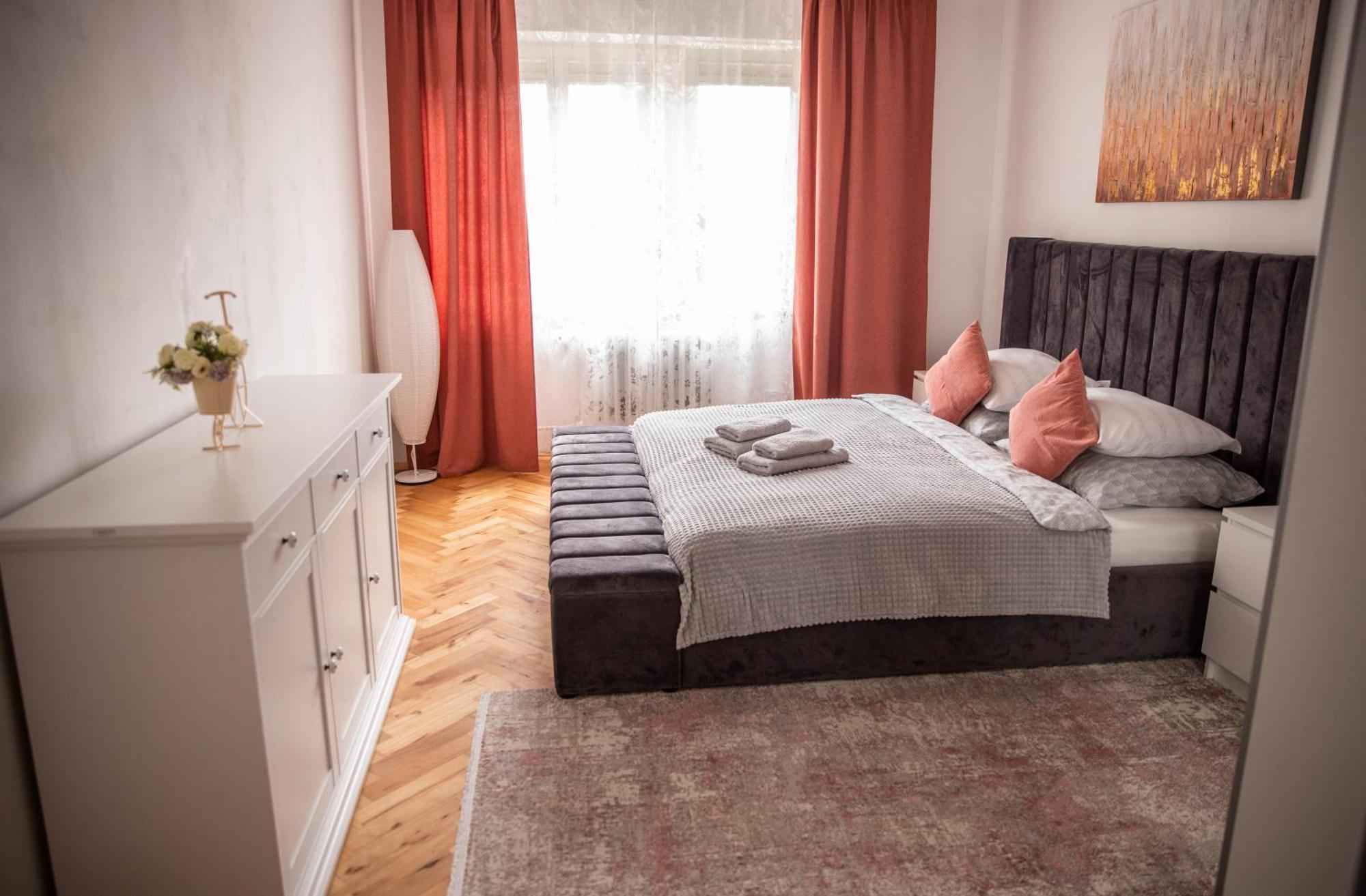 Prostorny Byt V Centru U Reky, 2 Loznice, Balkon Hradec Kralove Ngoại thất bức ảnh