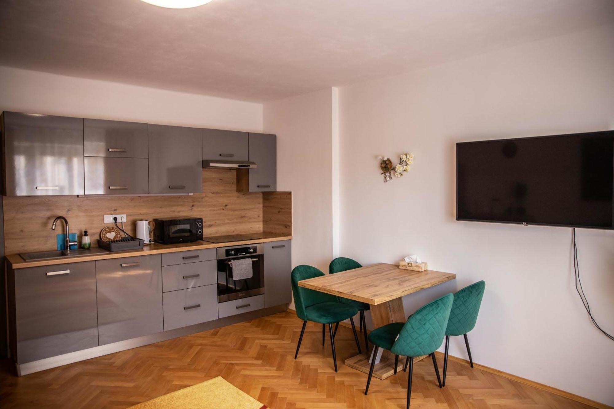 Prostorny Byt V Centru U Reky, 2 Loznice, Balkon Hradec Kralove Ngoại thất bức ảnh