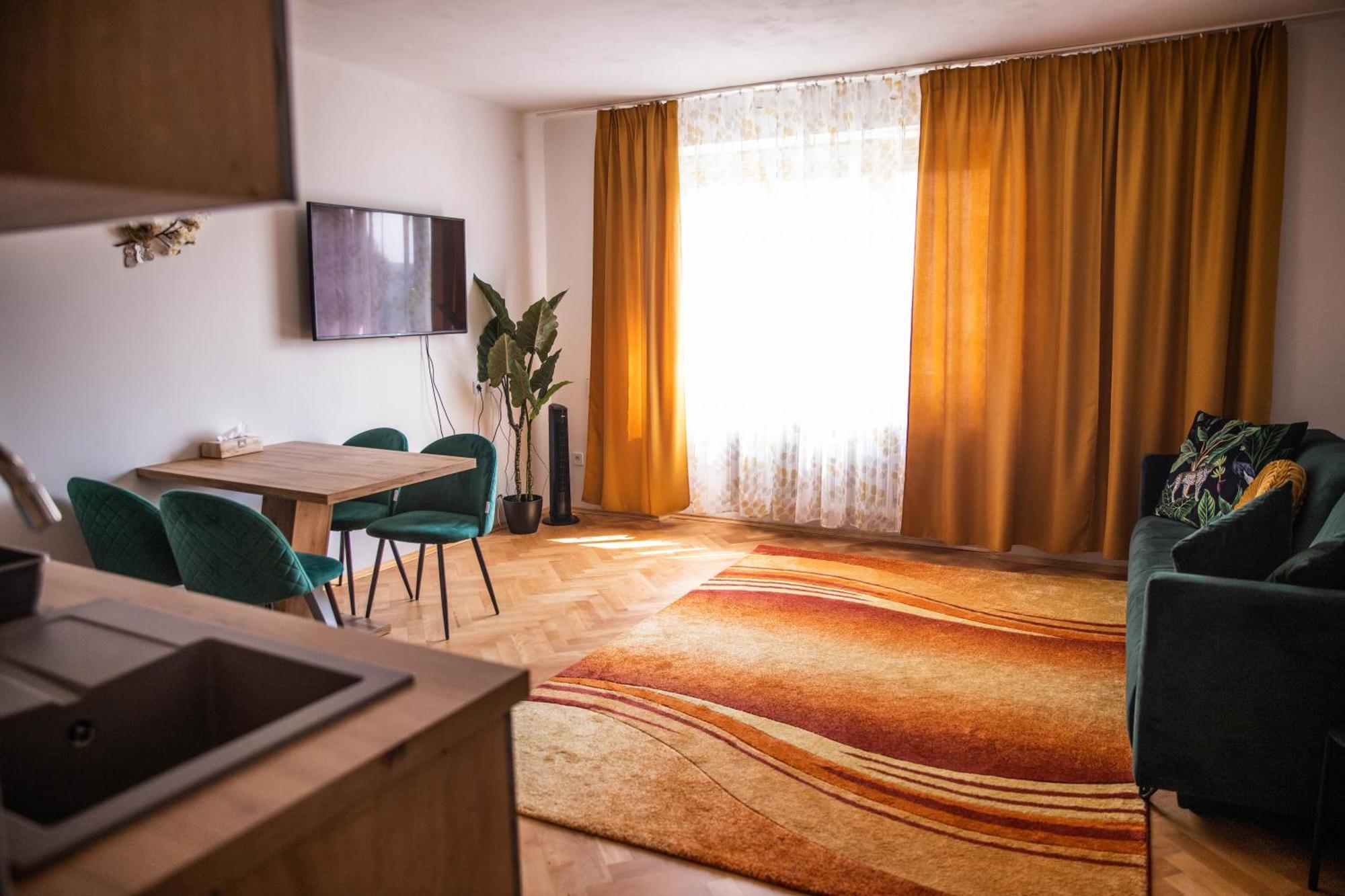 Prostorny Byt V Centru U Reky, 2 Loznice, Balkon Hradec Kralove Ngoại thất bức ảnh