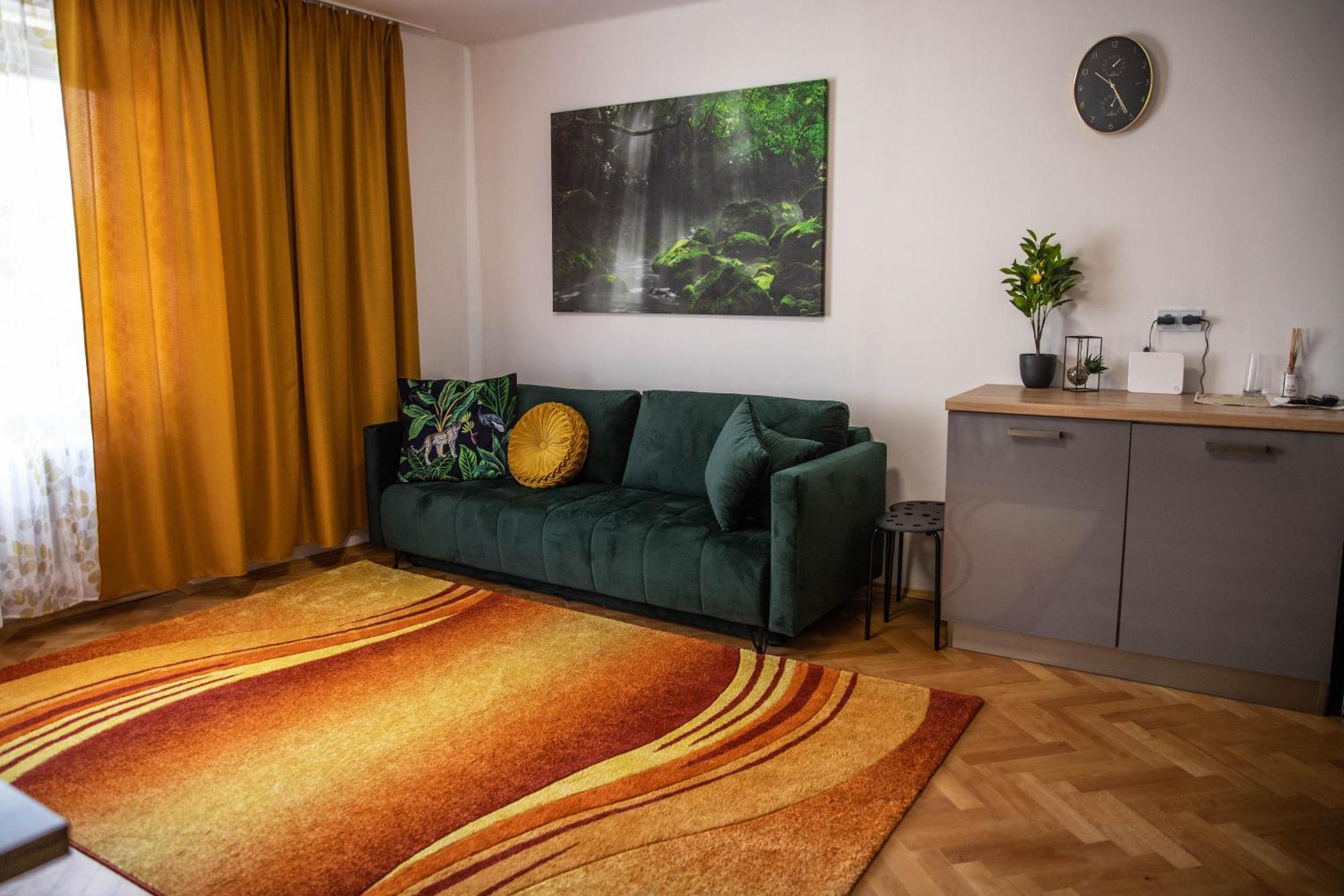 Prostorny Byt V Centru U Reky, 2 Loznice, Balkon Hradec Kralove Ngoại thất bức ảnh